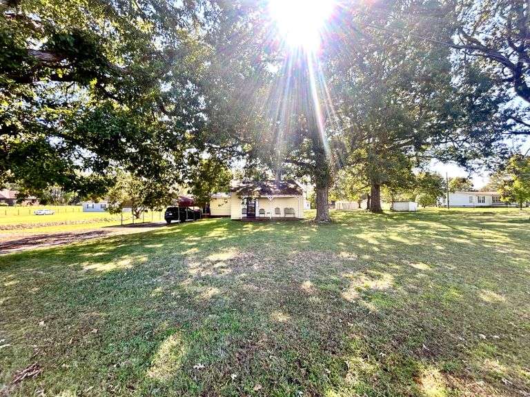 Country craftsman home on large lot -Lexington AL
