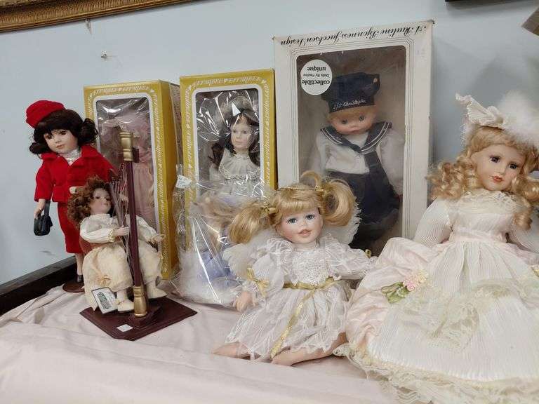 Group of dolls see pictures