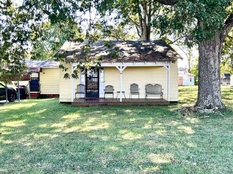 Craftsman home on large 1.5 acre lot -outbuildings -Shop