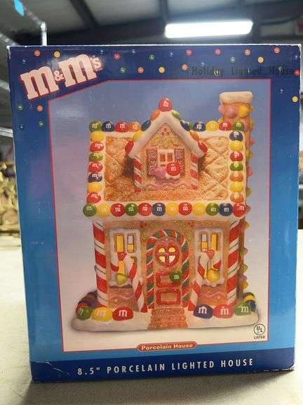 Nice Holiday lighted M&M house ￼8.5”