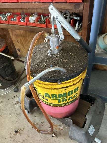 Hydraulic pump with roller