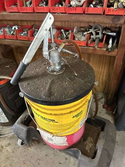 Hydraulic pump with roller
