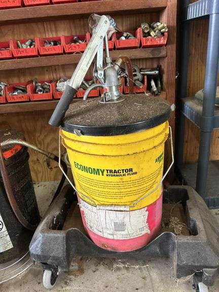 Hydraulic pump with roller
