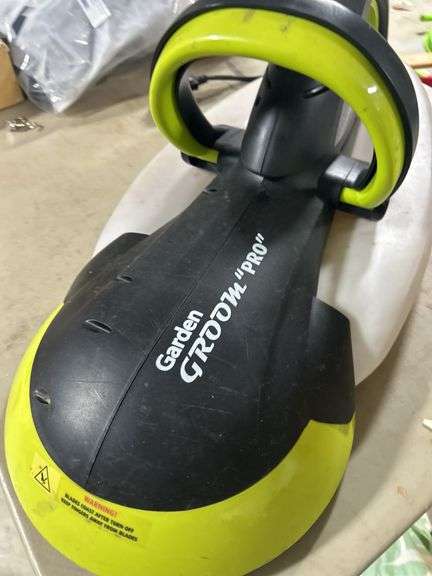Garden Groom Pro electric head trimmer with plastic trimming bagger attached -works