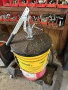 Hydraulic pump with roller