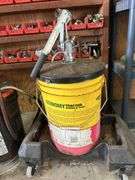 Hydraulic pump with roller