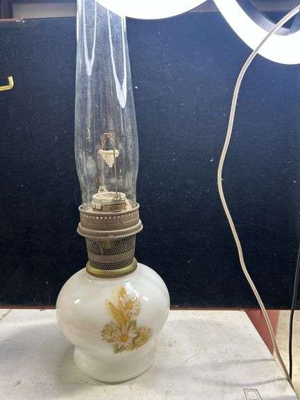 Orig Aladdin oil lamp with a marked Aladdin chimney