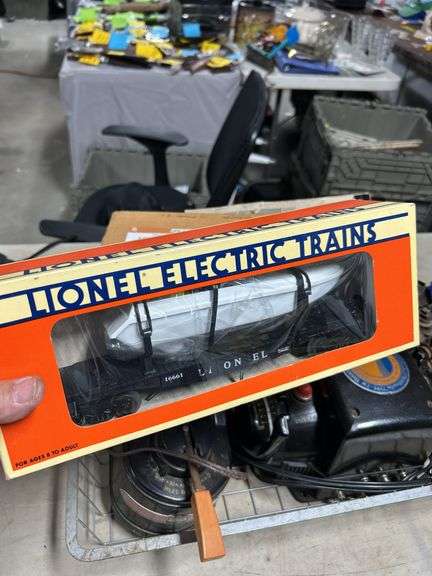 Awesome lot of vintage Lionel train items -look this lot up $$$$