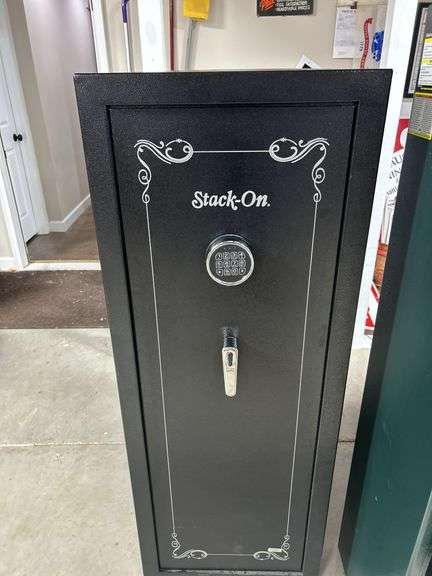 16 gun + Accessories Good  Heavy Stack-on gun safe (guns not included) -key open ( Digital pad not o
