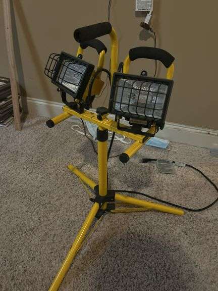 Working double light shop light on adjustable stand