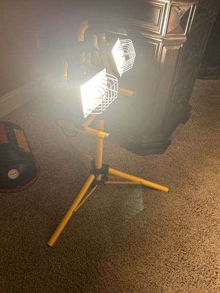 Working double light shop light on adjustable stand