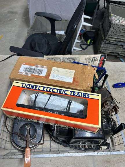 Awesome lot of vintage Lionel train items -look this lot up $$$$