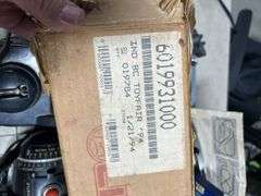 Awesome lot of vintage Lionel train items -look this lot up $$$$