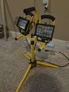 Working double light shop light on adjustable stand
