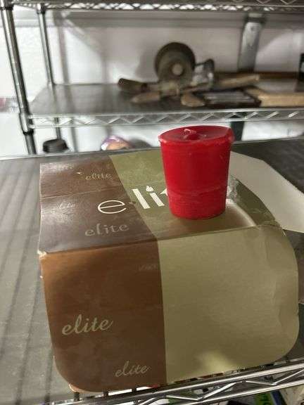 Elite case of candles, cherry and smells good !! ￼