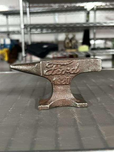 Exceptional mid-size Cast iron Adv Anvil