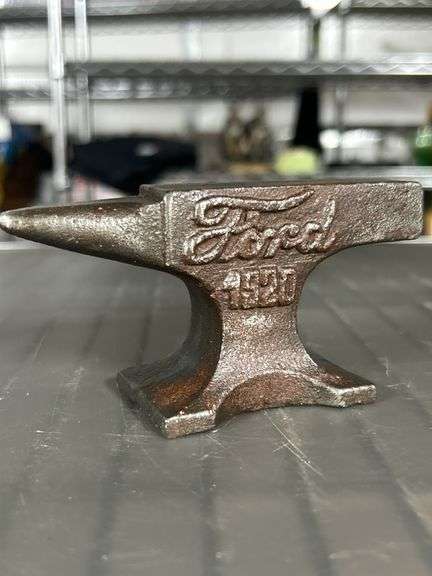 Exceptional mid-size Cast iron Adv Anvil