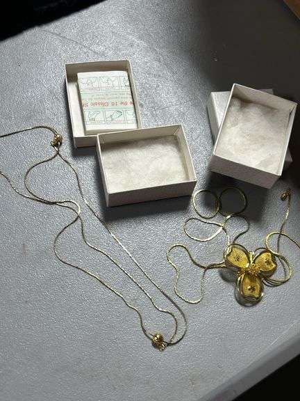 Nice pair of necklaces in the boxes