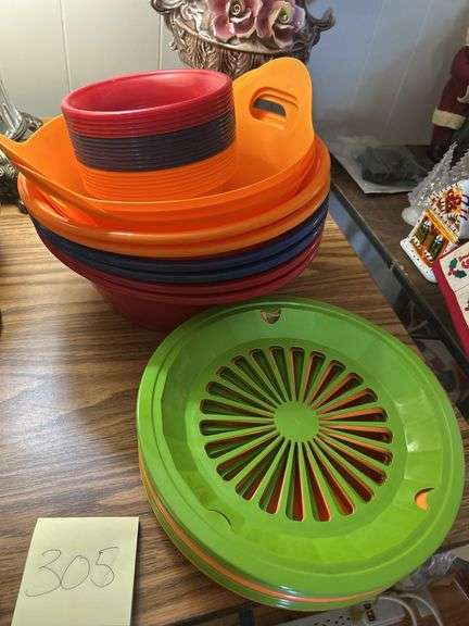 Box lot - Summertime plasticware and more - ￼see all photos