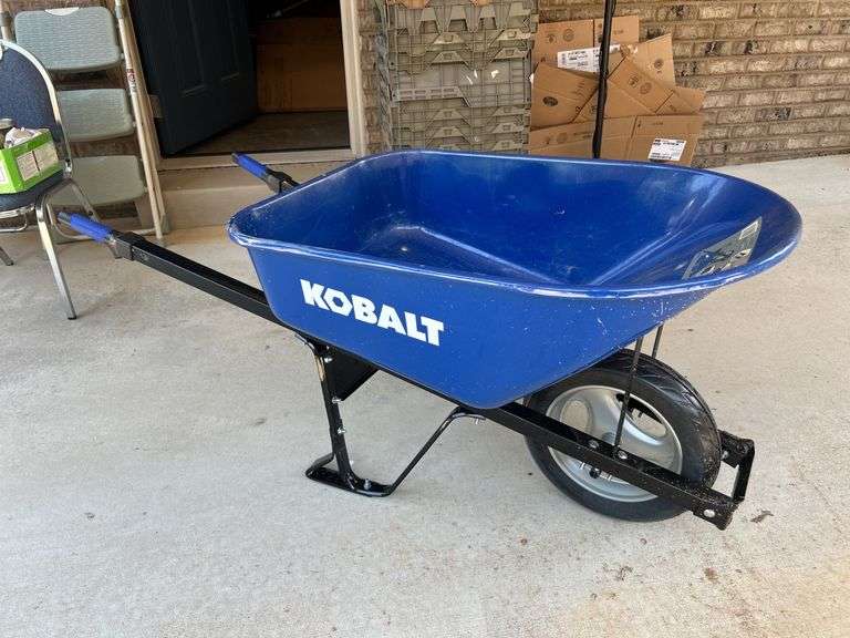 Like new Kobalt large 6 cu ft wheel barrow