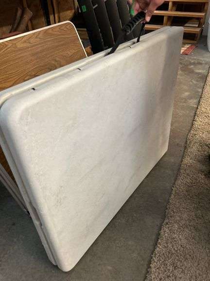 Folding 6’ table