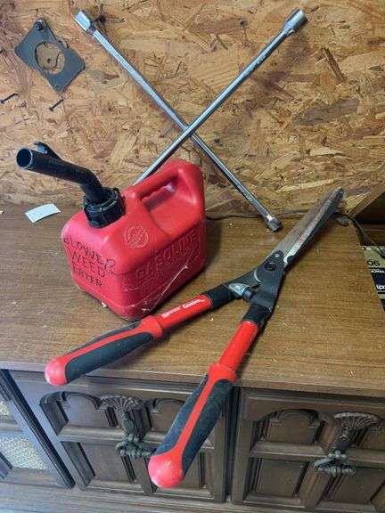 Lug wrench (like new) -has jug-Trimmers