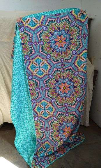 QUEEN COMFORTER WITH 2 PILLOW SHAMS.