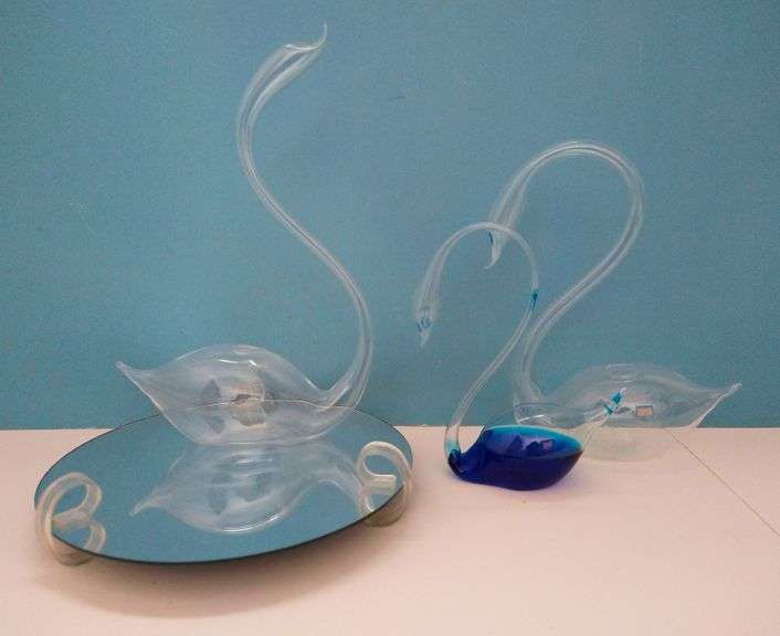 SET OF 3 HANDBLOWN GLASS SWANS ON DISPLAY MIRROR. MADE BY BLACK HILLS GLASSBLOWERS OF BLACK HILLS, SD