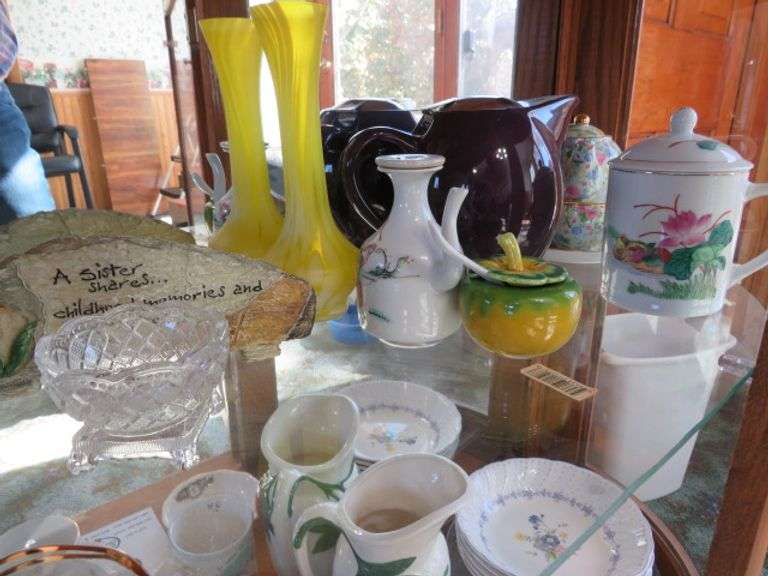 CONTENTS OF A TOP SHELF INCLUDES ASSSORTED GLASSWARE
