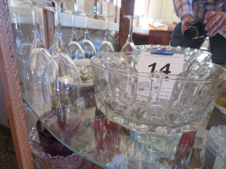 2 SHELVES OF ASSORTED GLASSWARE BOWLS WINE GLASSES AND PLATES