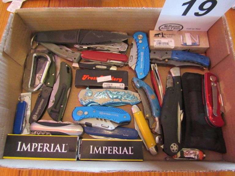 BOX OF SEVERAL POCKET KNIVES - APPX 24 KNIVES
