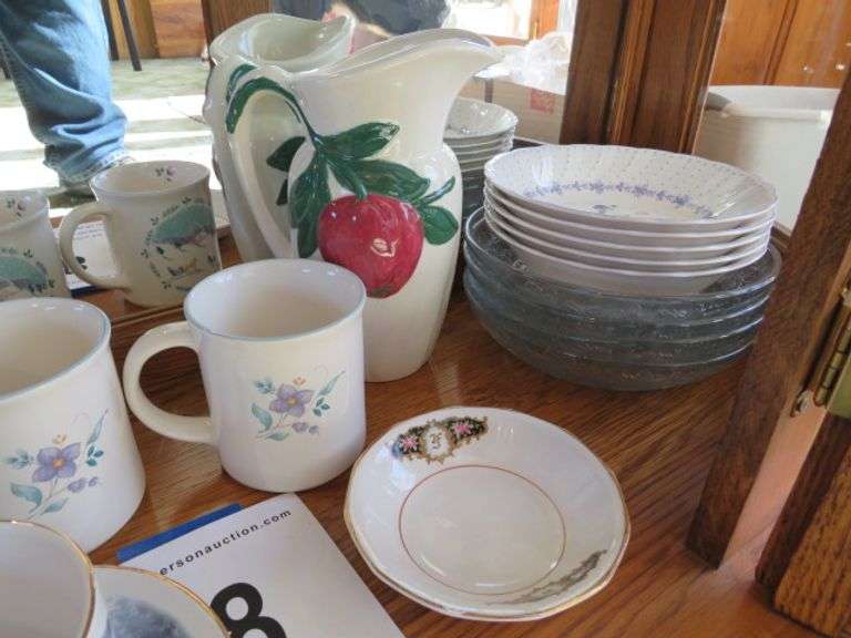 CONTENTS OF A BOTTOM SHELF INCLUDES ASSSORTED GLASSWARE