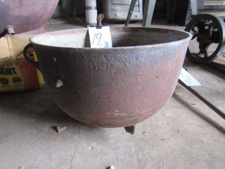 20" CAST IRON CAULDRON W/ ALL 3 LEGS AND BOTH HANDLES - VERY GOOD