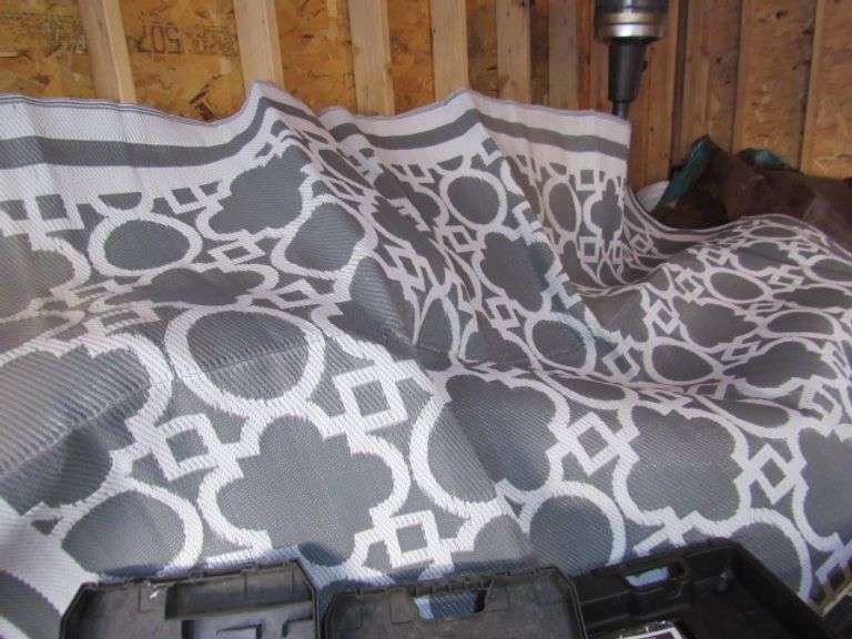 APROX 8' X 11' RV RUG - LIKE NEW