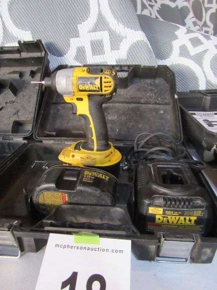 DEWALT 18 VOLT CORDLESS DRILL WITH 2 BATTERIES AND 1 CHARGER W/ CASES