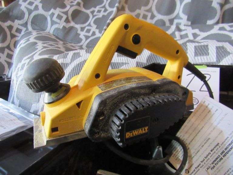 DEWALT HAND HELD 3" PLANER W/ CASE - LIKE NEW