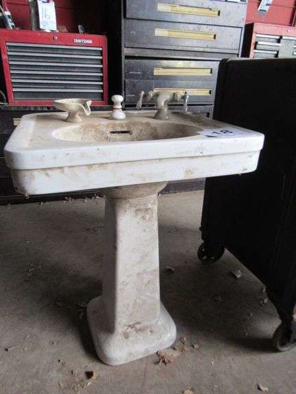PEDESTAL SINK 24"x21x31" TALL