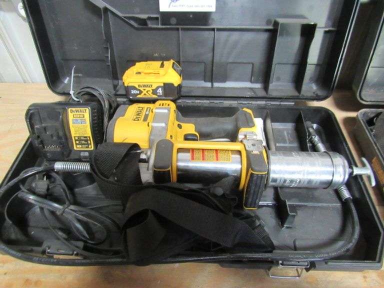 DEWALT 20 VOLT GREASE GUN W/ 20 VOLT AH BATTERY , BATTERY CHARGER AND HARD CASE