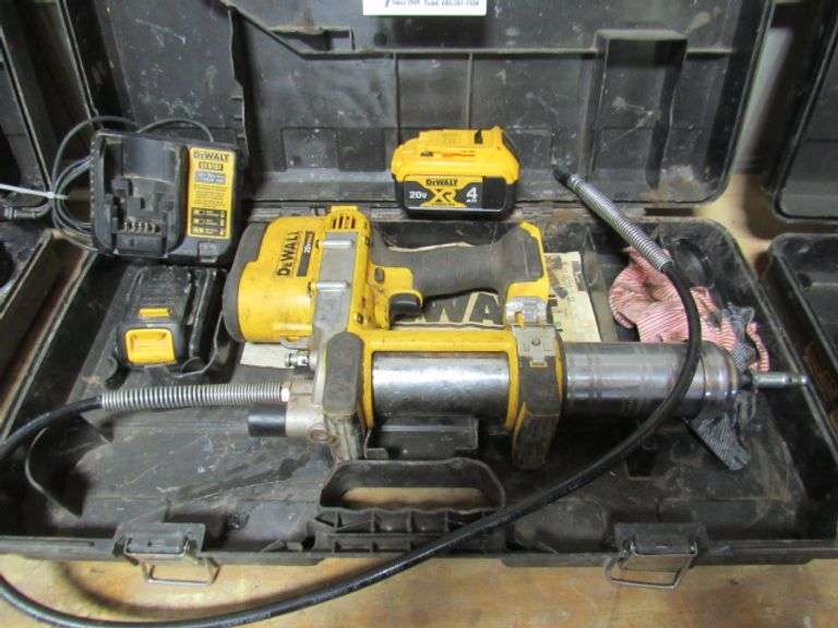 DEWALT 20 VOLT GREASE GUN W/ 20 VOLT AH BATTERY , BATTERY CHARGER AND HARD CASE