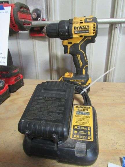 DEWALT 20 VOLT CORDLESS DRILL W/2 BATTERIES AND CHARGER
