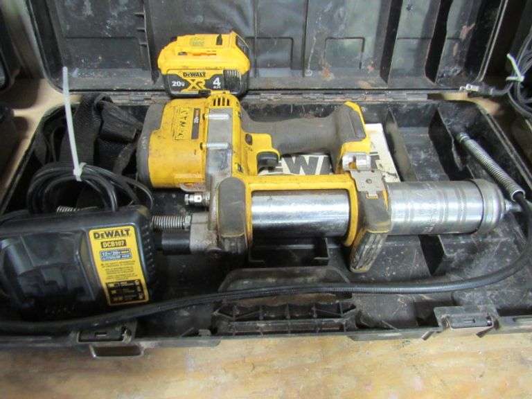 DEWALT 20 VOLT GREASE GUN W/ 20 VOLT AH BATTERY , BATTERY CHARGER AND HARD CASE