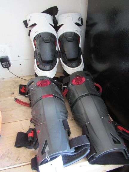 TWO SETS Of KNEE BRACES -  MOBIUS(SIZE MEDIUM) AND POD K300 - BOTH SETS ARE IN VERY GOOD CONDITION