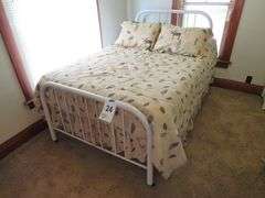 FULL SIZE IRON BED WITH BEDDING