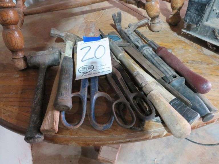 GROUP OF HAND TOOLS
