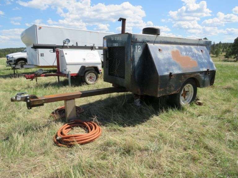 PORTABLE AIR COMPERSSOR - LOOKS TO BE A 175 CFM - JOHN DEERE DIESEL MOTOR - 2 LENGHTS OF 1" AIR HOSE - RUNS AND OPERATES - SINGLE AXLE
