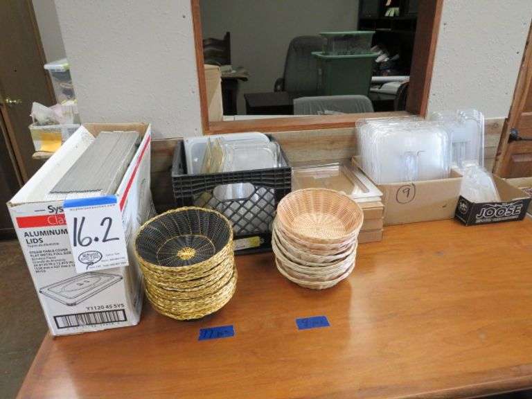 LARGE GROUP OF NEW FOOD STORAGE LIDS MOSTLY CAMBRO VARIOUS SIZED