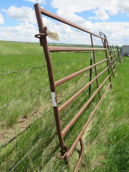 HI QUAL "RANGE PANEL" PORTABLE PANEL 63" TALL AND 10' LONG  OVAL TUBE WITH U LATCH THIS PANEL IS SLIGHTLY BENT