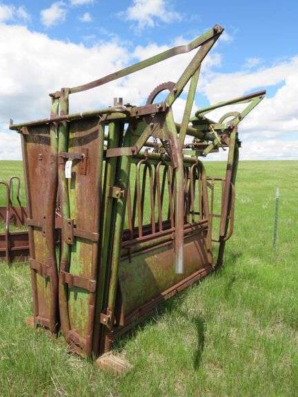 8' STEEL FLOOR SQUEEZE CHUTE (POSSIBLY A POWDER RIVER)  DROP DOWNS ON BOTH SIDES, CONTROLS ON LEFT SIDE