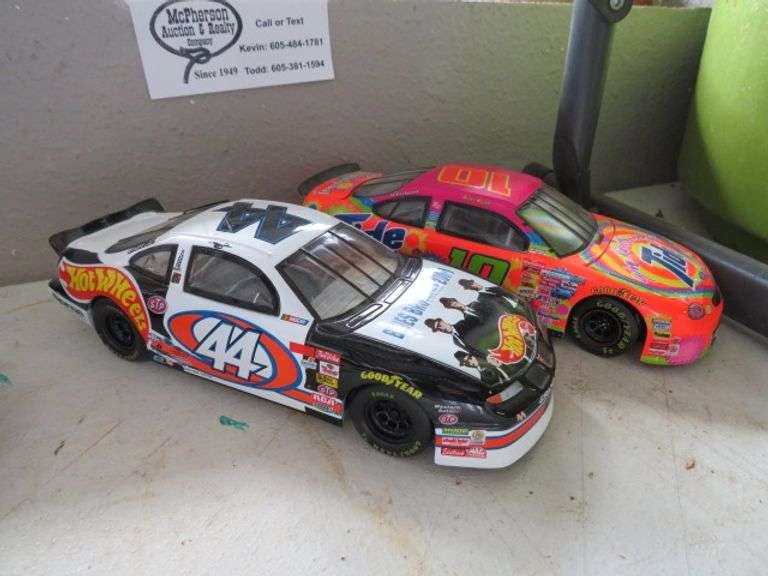 2 DIECAST CARS