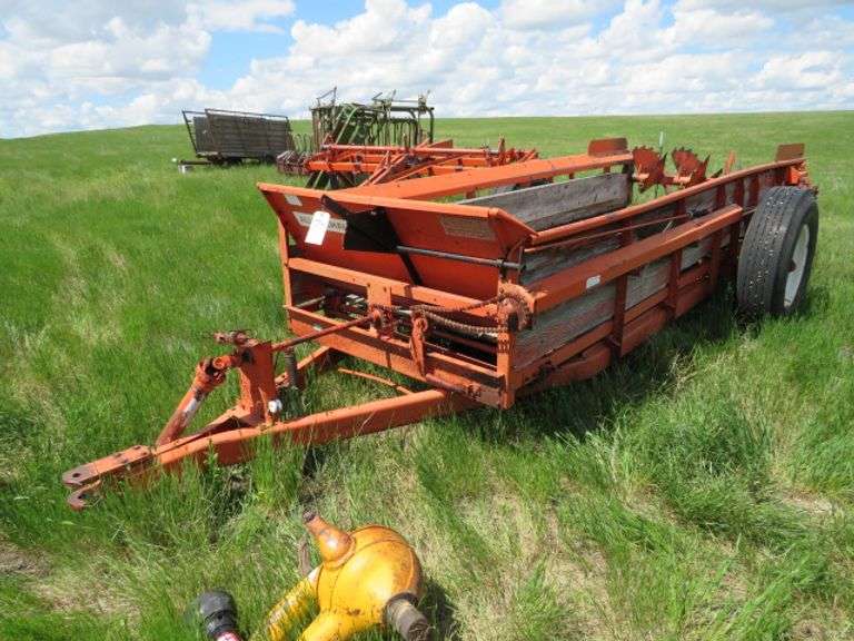 ALLIS CHALMERS 14' MANURE SPREADER 53" WIDE ONE TIRE IS FAIR THE OTHER IS OLD MIGHT BE WISE TO PLAN TO HAUL